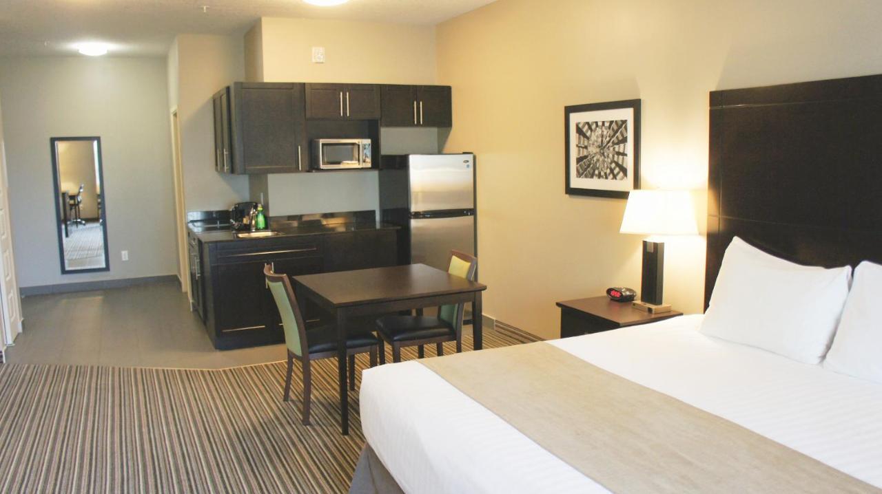 Best Western Plus Fort Saskatchewan Inn & Suites Buitenkant foto