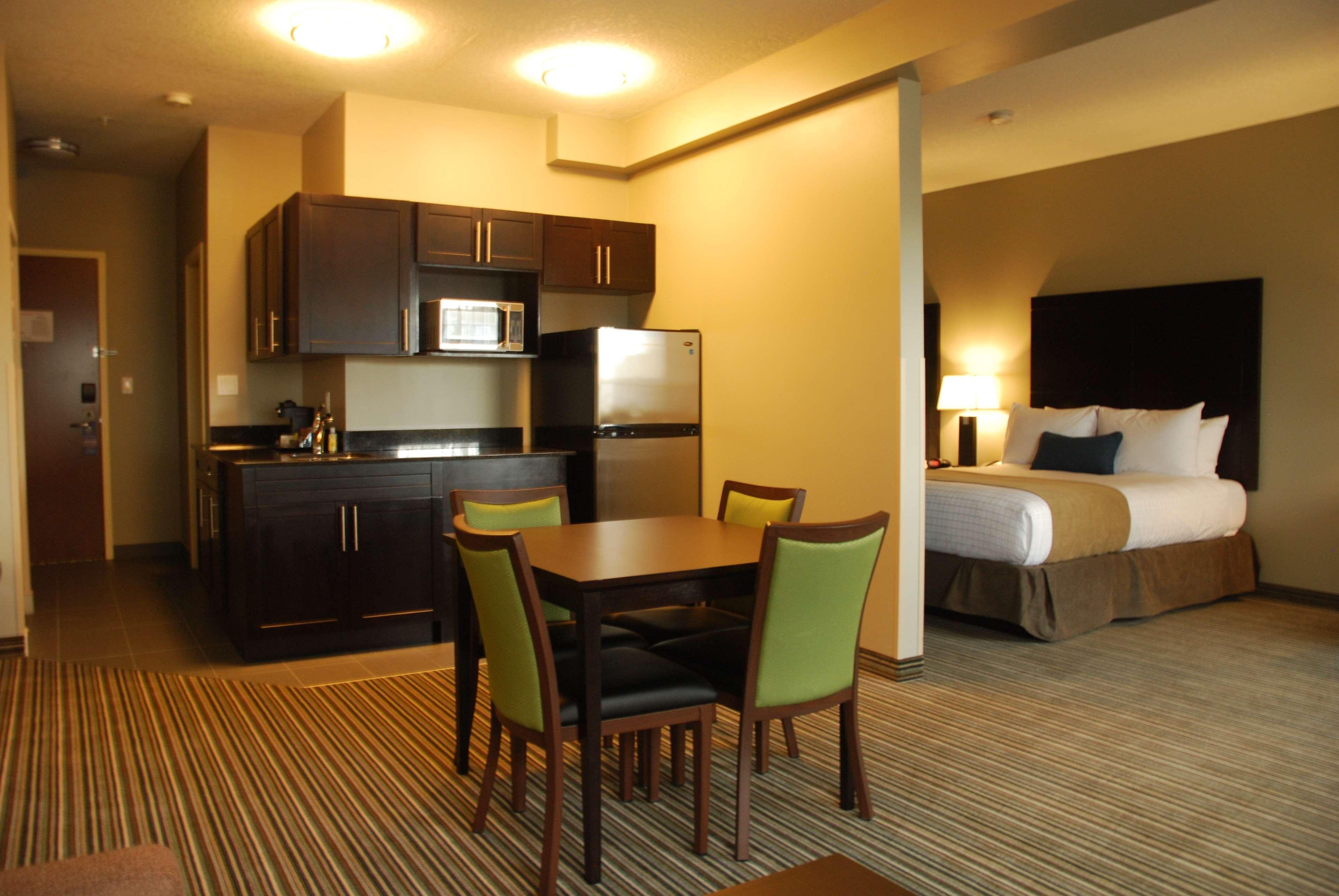 Best Western Plus Fort Saskatchewan Inn & Suites Buitenkant foto