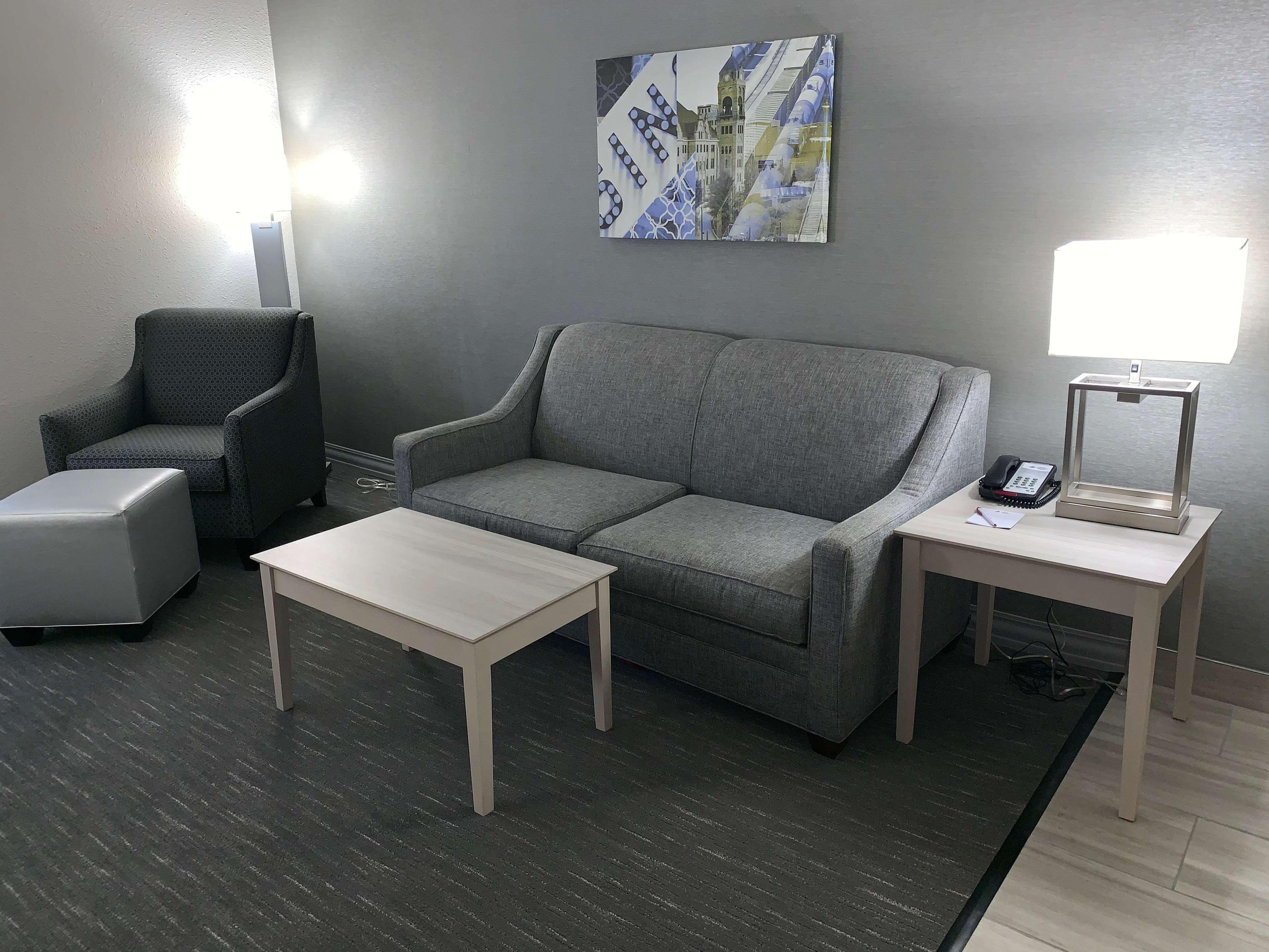 Best Western Plus Fort Saskatchewan Inn & Suites Buitenkant foto