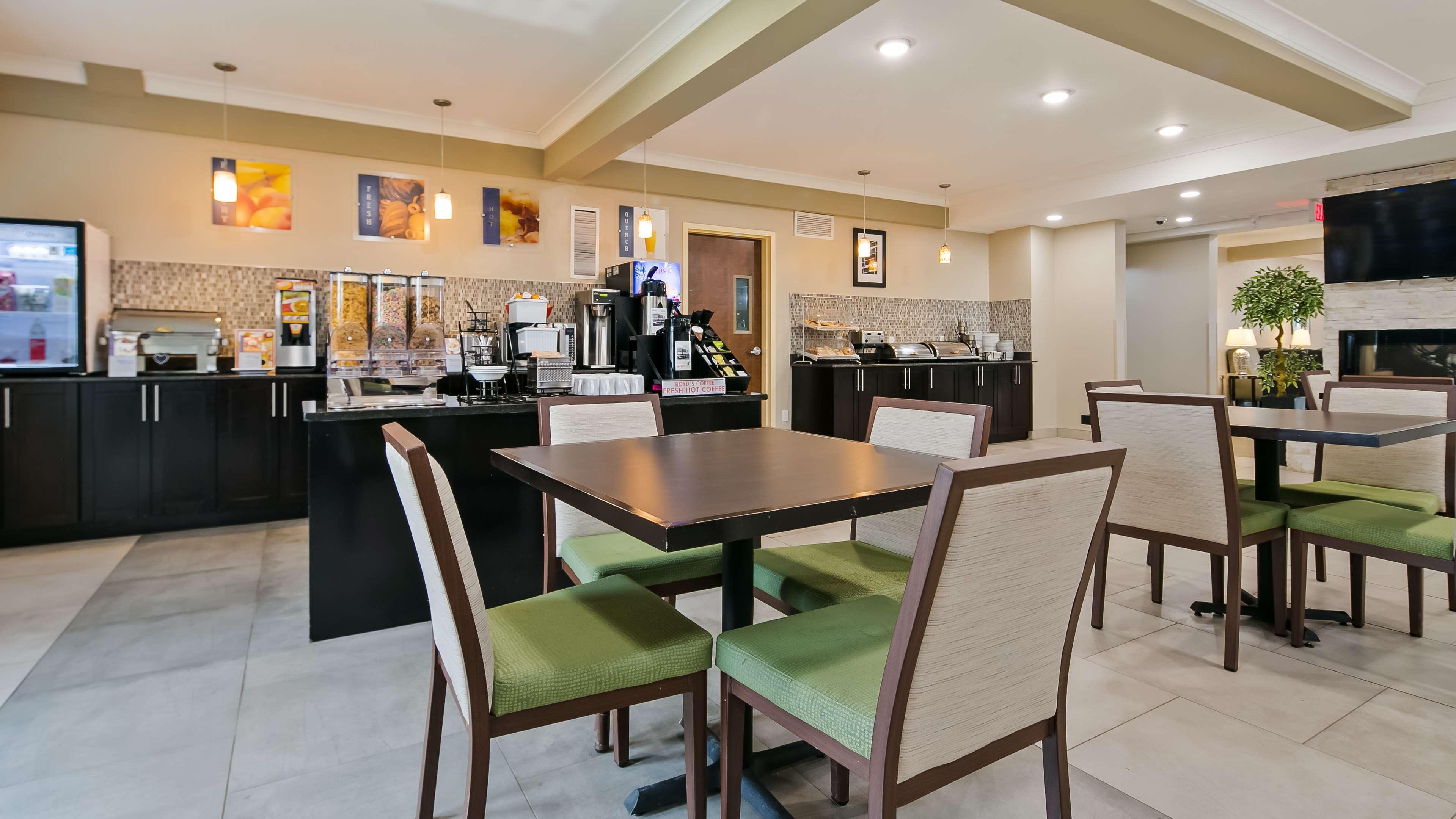 Best Western Plus Fort Saskatchewan Inn & Suites Buitenkant foto
