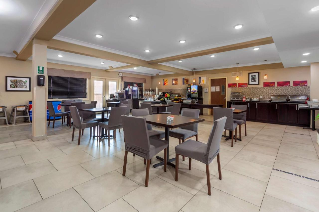 Best Western Plus Fort Saskatchewan Inn & Suites Buitenkant foto